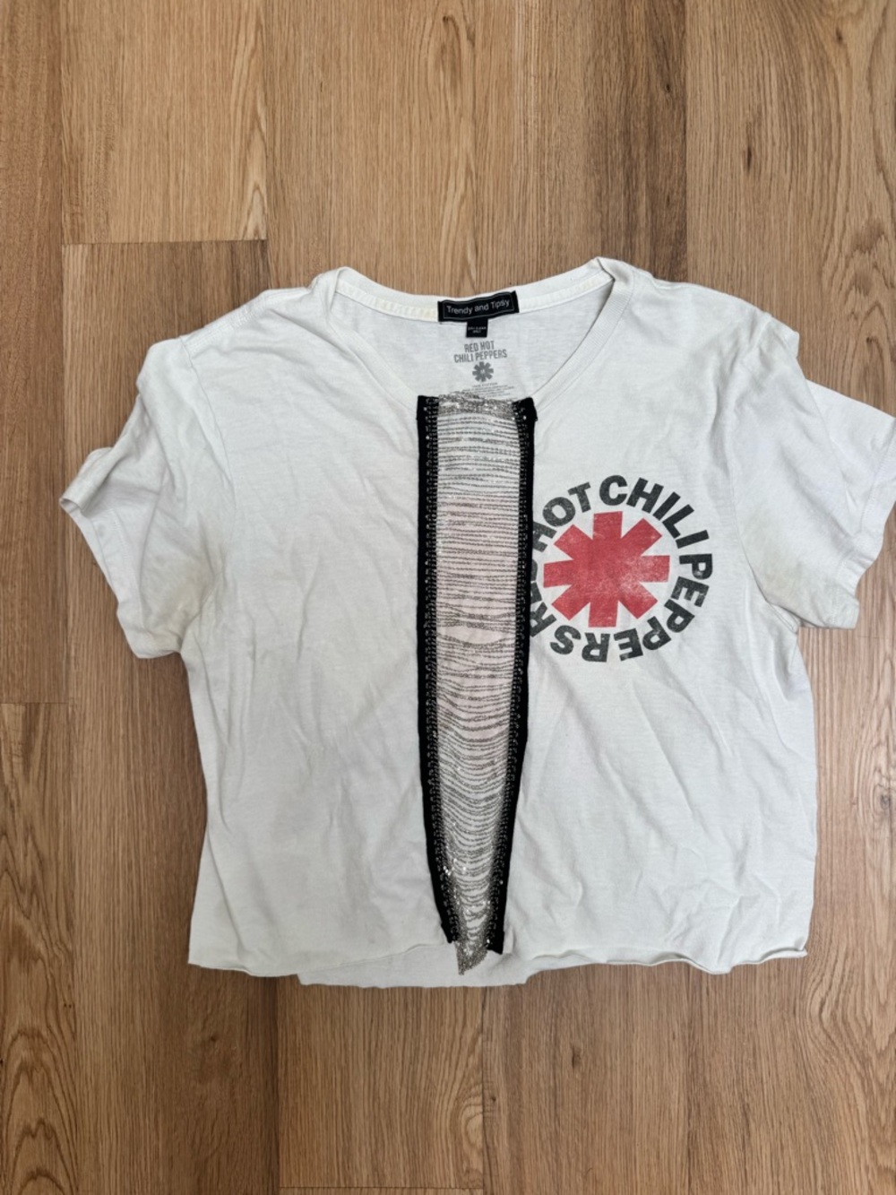 Trend Tidy White Short-Sleeve Crop Tee with Red Graphic and Center Trim